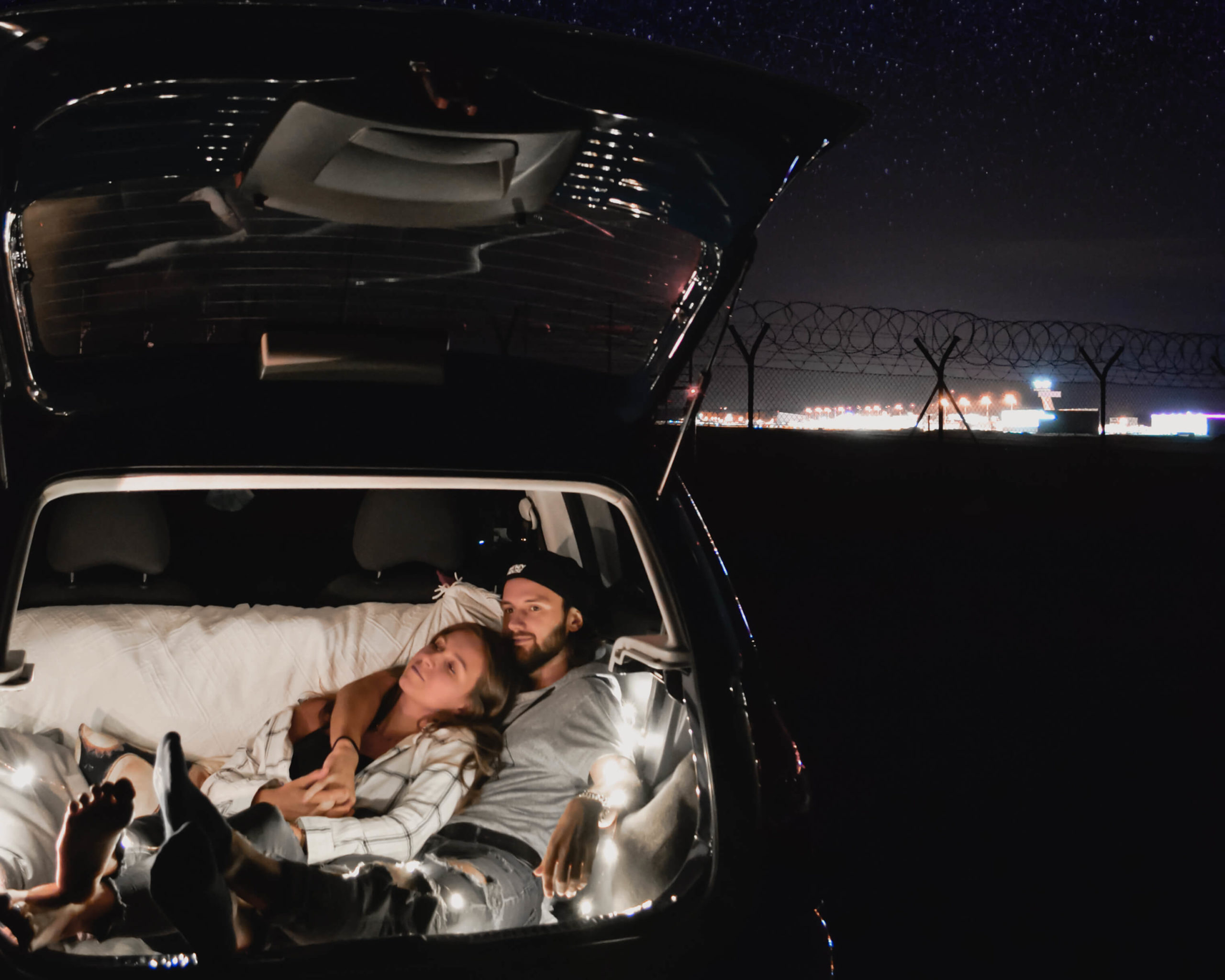 Wanderlusttwolove: Paar im Auto unter Sternenhimmel