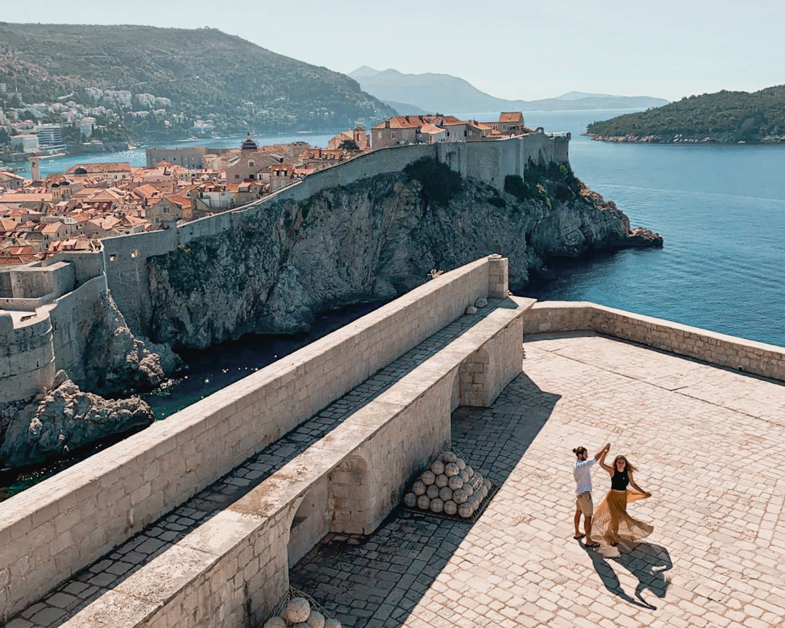 Wanderlusttwolove: Paar tanzt über den Dächern von Dubrovnik