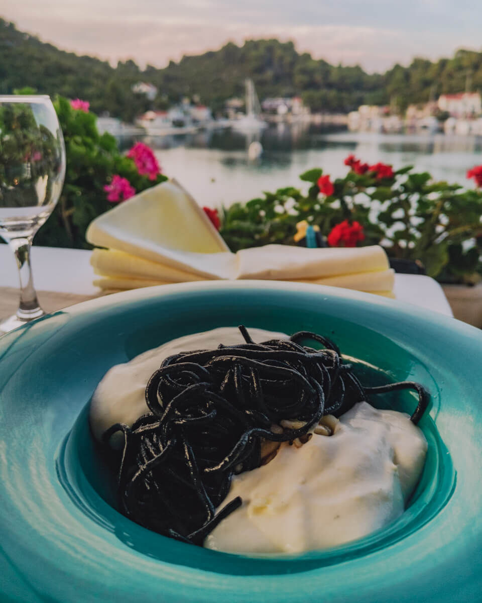 Schwarze Sepia Spaghetti auf Mljet