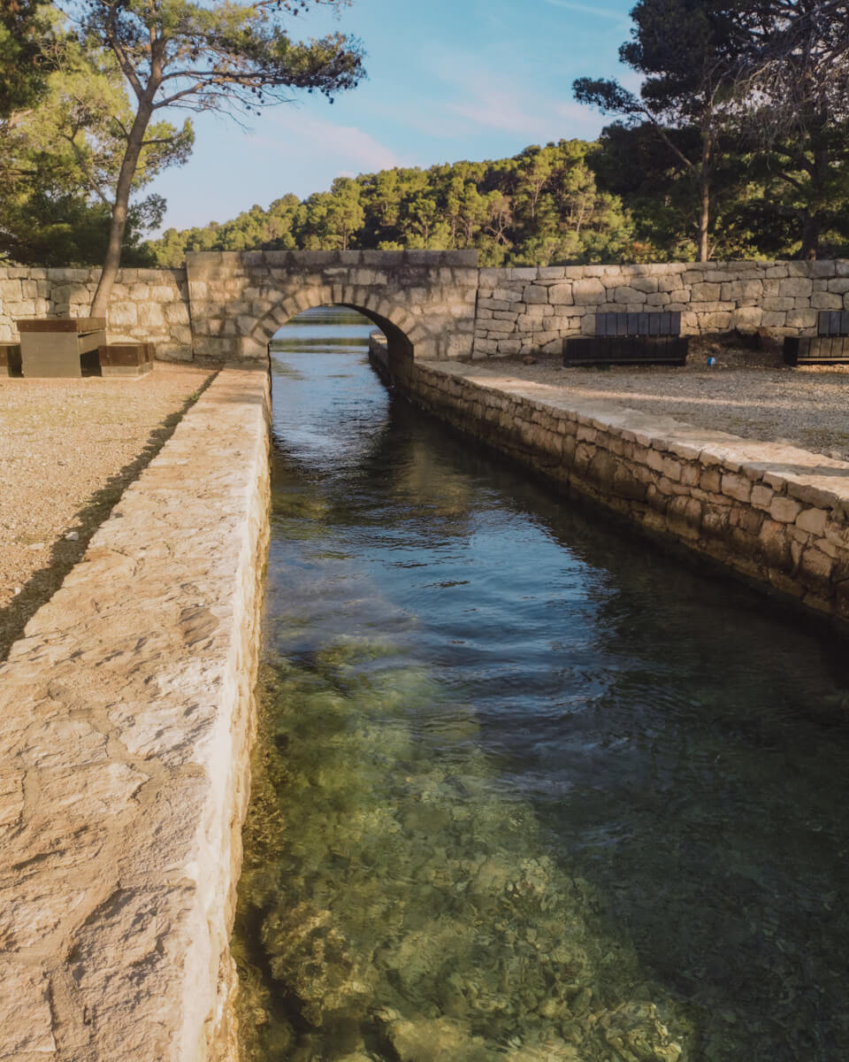 Eine Brücke verbindet den großen und kleinen Mljet-See