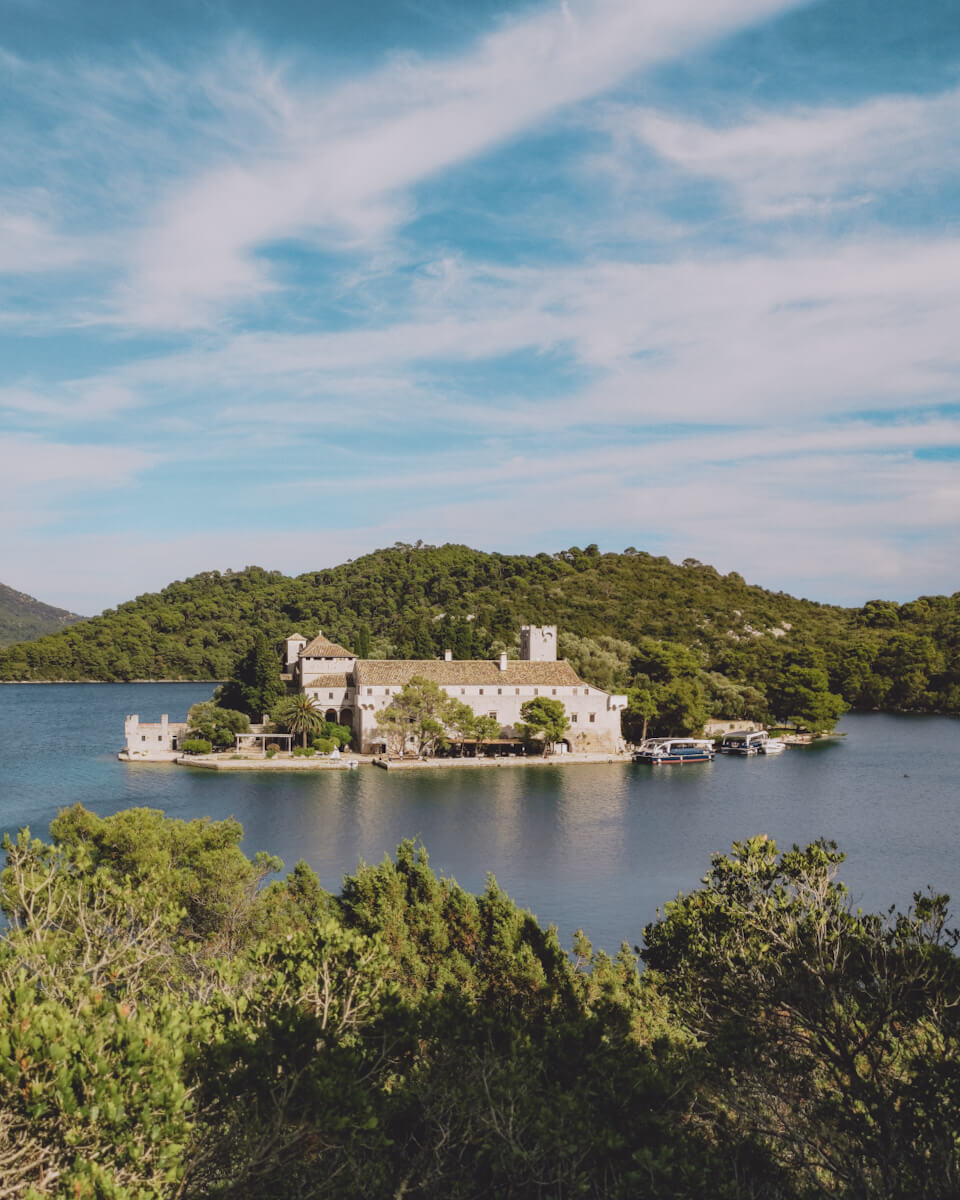 Insel der heiligen Santa Maria im Mljet-See im Nationalpark