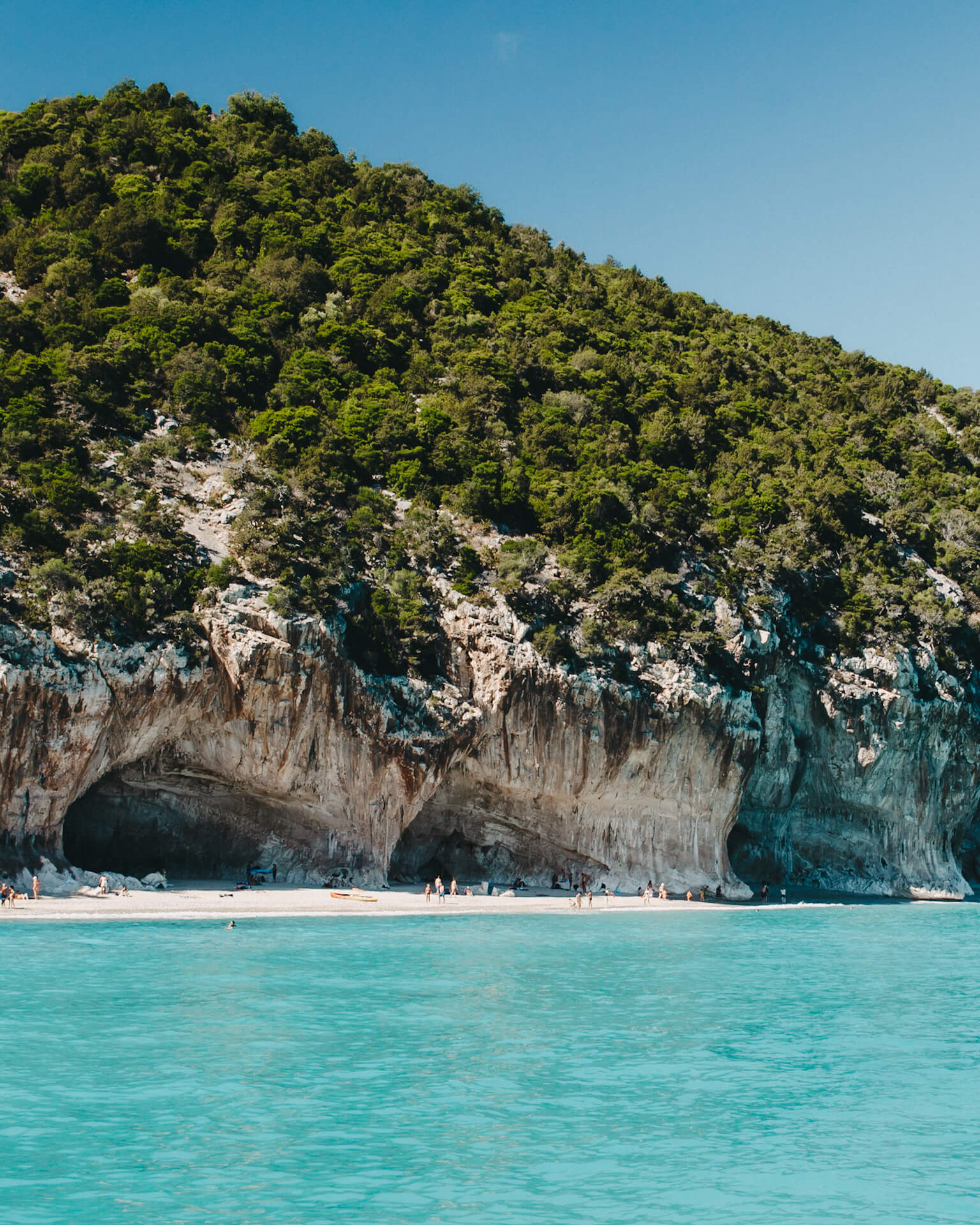 Die Cala Luna auf Sardinien ist mit ihren Höhlen eine der bekanntesten Buchten der Insel.