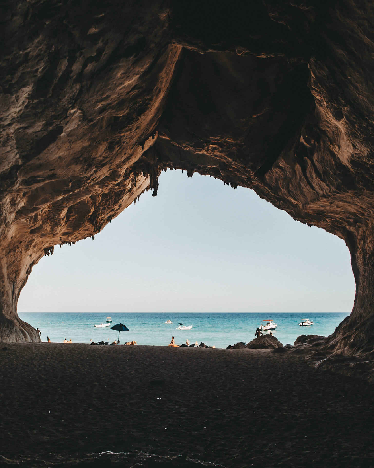 Die Cala Luna auf Sardinien ist bekannt für ihre Höhlenstrände.