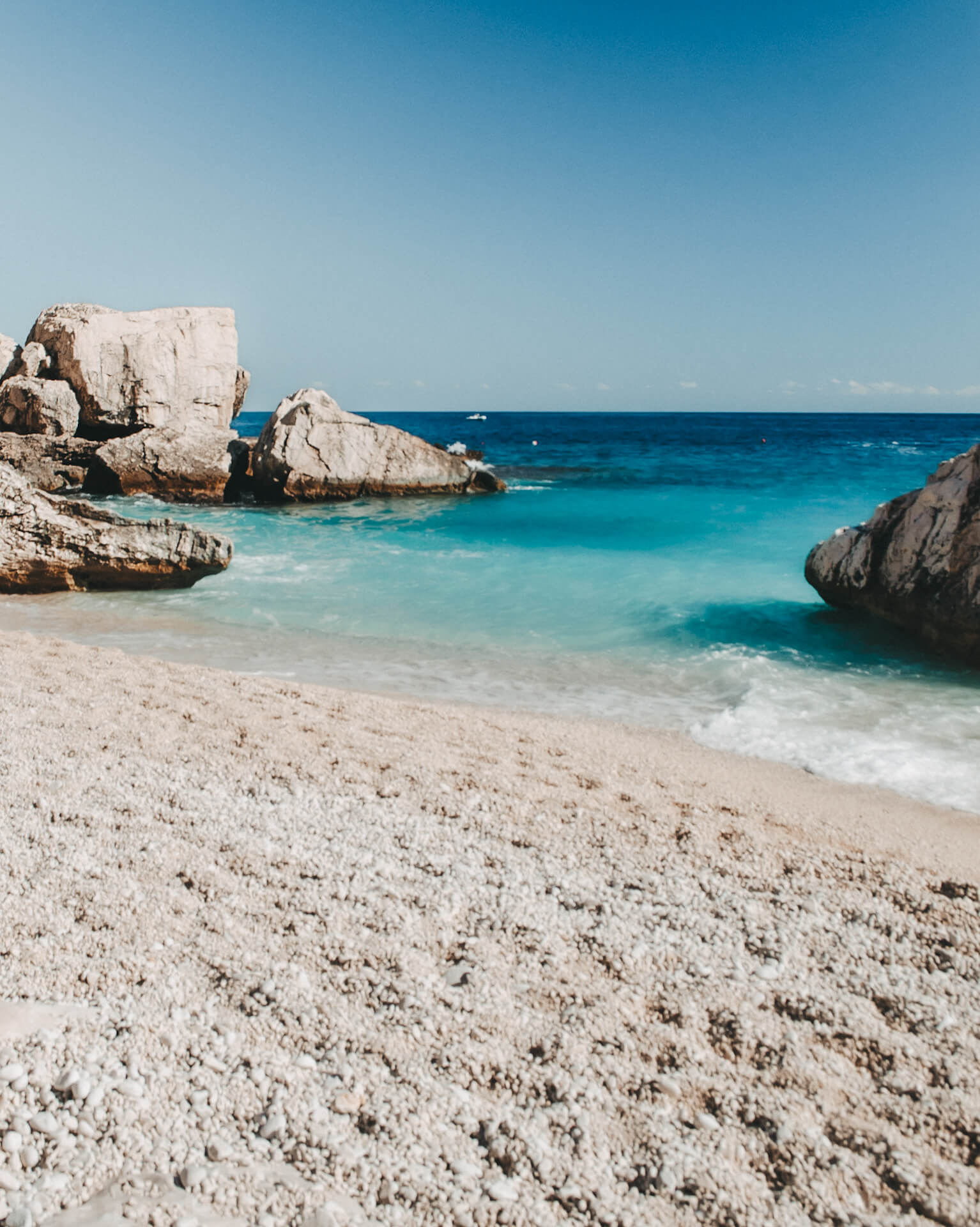 Die Cala Mariolu auf Sardinien besticht durch weißen Kiesstrand und tiefblaues Wasser.