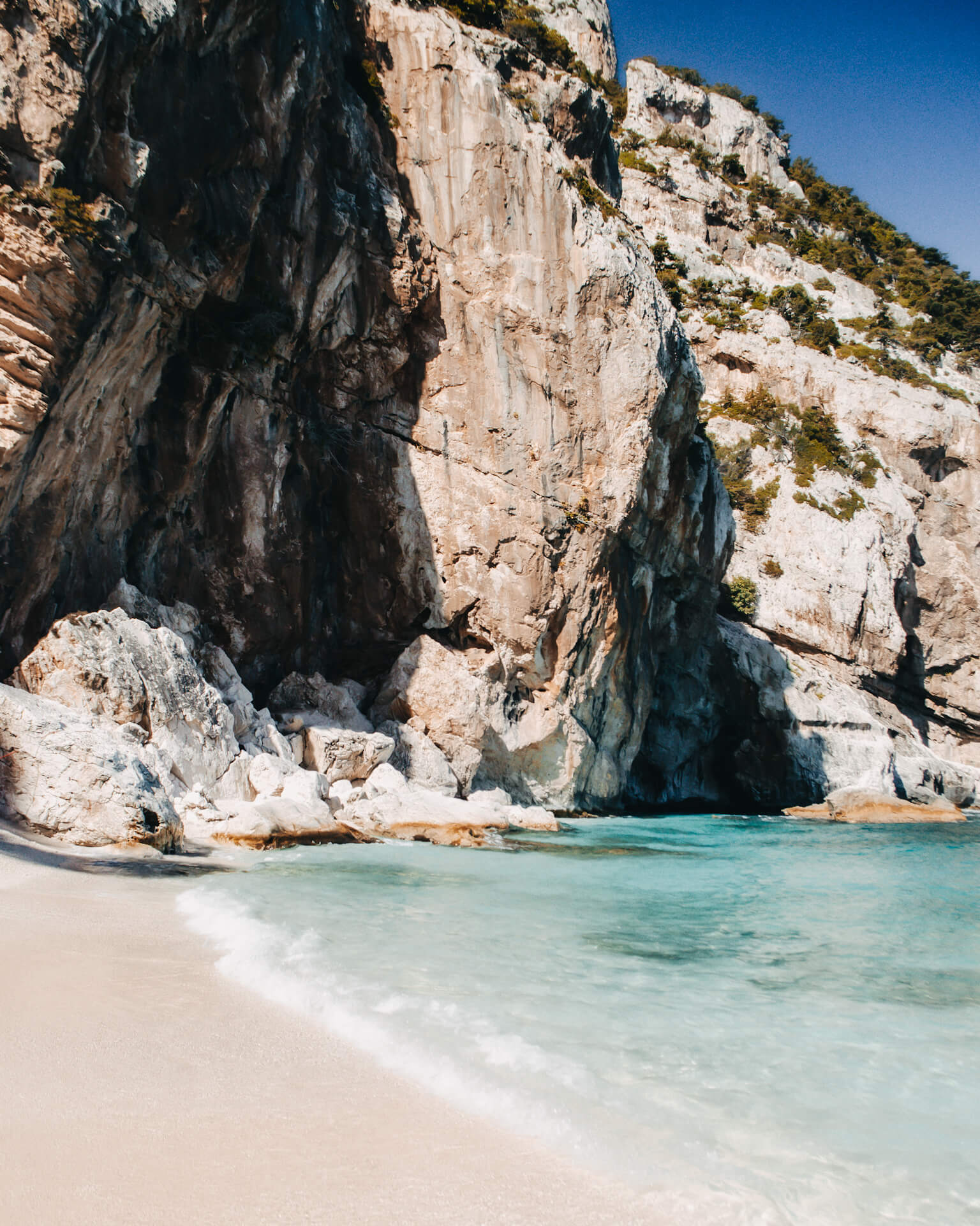 In Sardinien hat man auch für einen Urlaub im Oktober in Europa noch gute Chancen auf gutes Wetter. Die Bucht Cala Mariolu ist eine der schönsten Sardiniens.